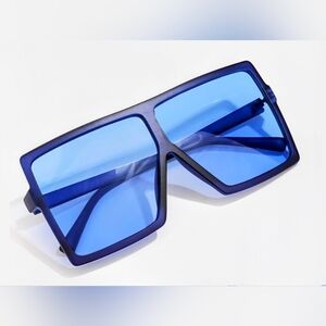 🟦 Oversized Blue Sunglasses